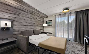 Best Western Parkway Hotel Toronto North
600 Hwy 7, Richmond Hill, Ontario, L4B 1B2, Canada