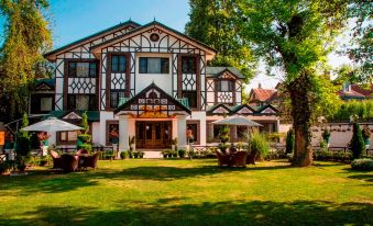 Lemon Tree Hotel Srinagar
193, Ram Munshi Bagh, BB Cantt, Shiv Pora, Srinagar, Jammu & Kashmir, 190001, India