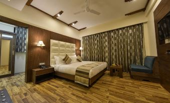 Hotel Royal Heritage
3RJ9+QR5, M.A Link Road, Munwarabad, Munawar Link Road, opp. Asian Park, Munawara Abad, Srinagar, Jammu & Kashmir 190001, India