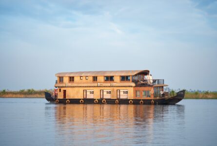 Lakelands Cruise